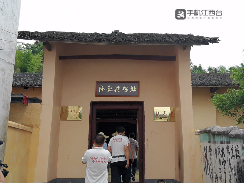中央红军主力部队长征离开苏区,项英,陈毅等留在赣南开展游击战争.