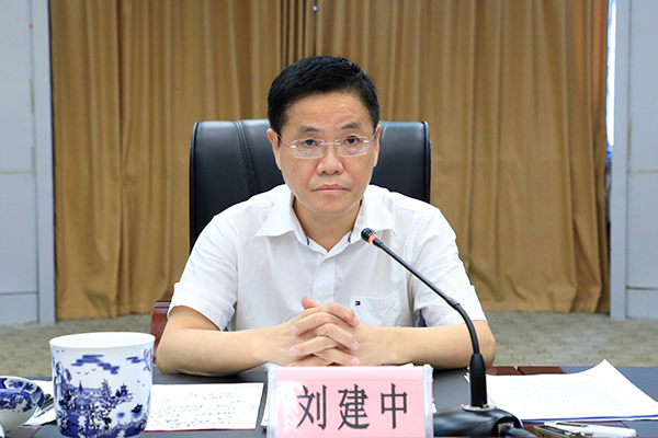 6月22日下午,萍乡经开区党工委副书记,管委会主任刘建中主持召开全区