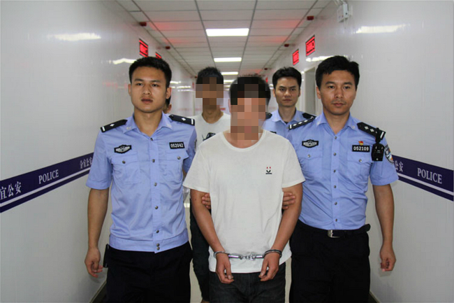 新余分宜:民警雨夜缉毒勇斗嫌犯