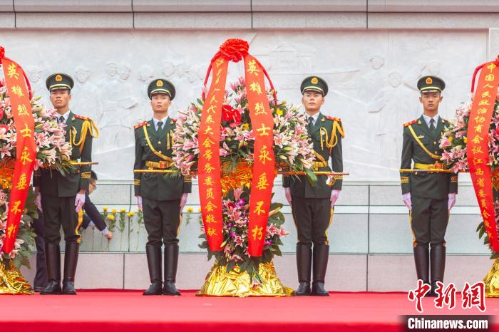 刘力鑫 摄南昌市革命烈士陵园内,武警礼仪官兵把花篮搬至革命烈士