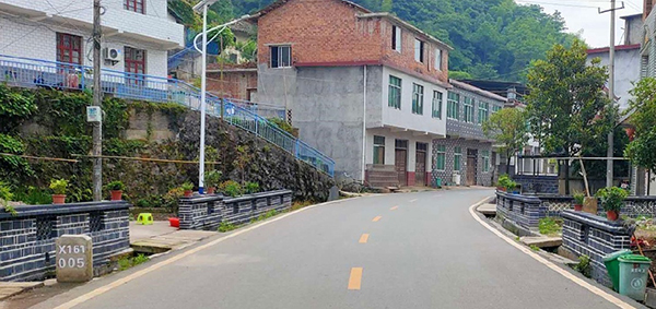 干净整洁的乡村道路