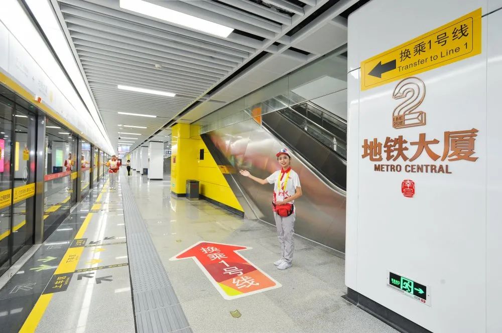 社会各界代表试乘地铁1号线开通试运营首列车.