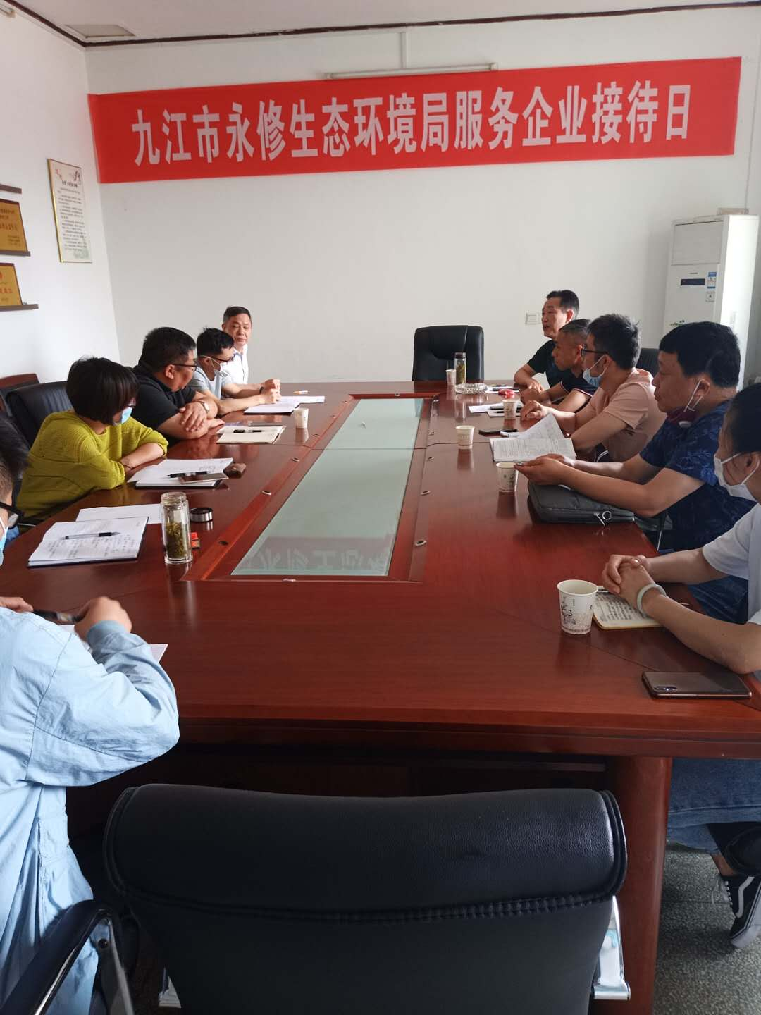 局长陈跃进及相关业务股室负责人参加了服务企业接待日活动.