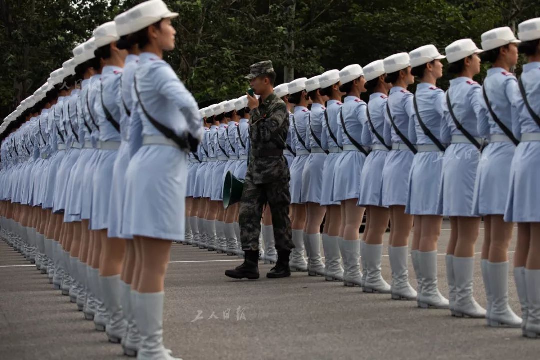 民兵方队的女兵正在接受训练.