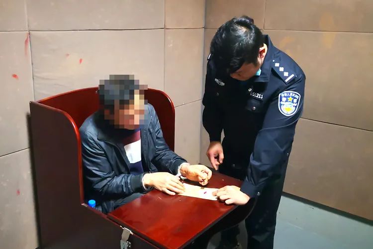 11月3日,刑侦大队民警将犯罪嫌疑人王某移交给贵州省赫章县公安机关