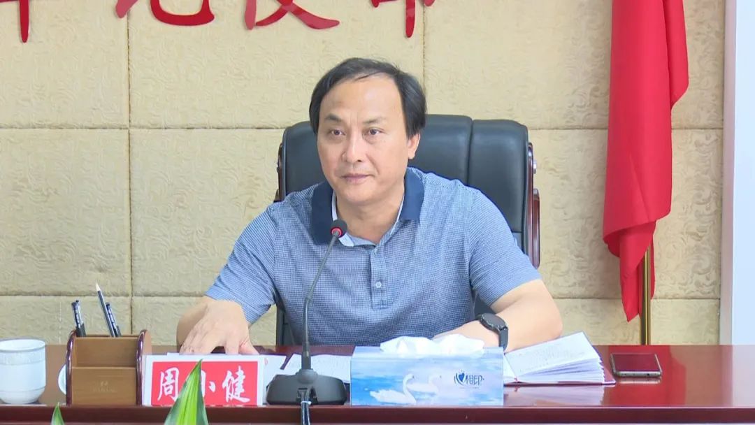 县委常委,常务副县长周小健