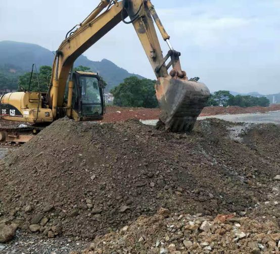 麻山镇外环路建设项目正在对级配碎石发软处掺水泥重新碾压施工中