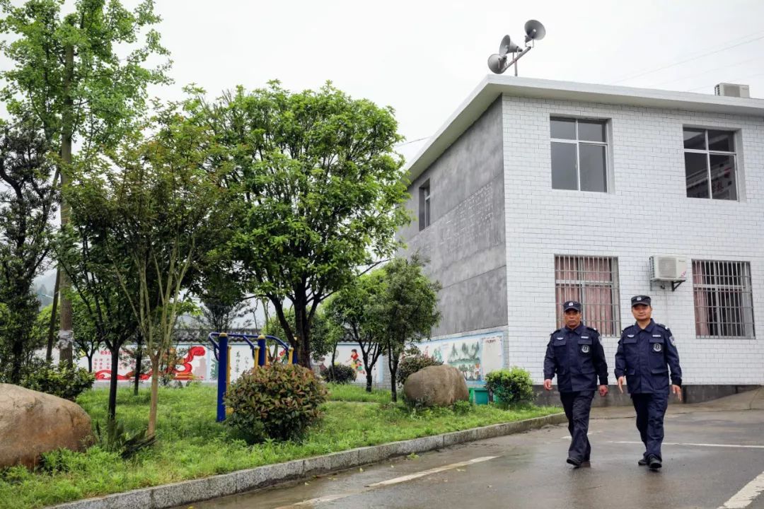 湘东镇泉塘村农村社会治理综合体队员维护交通秩序 治安巡防是农村