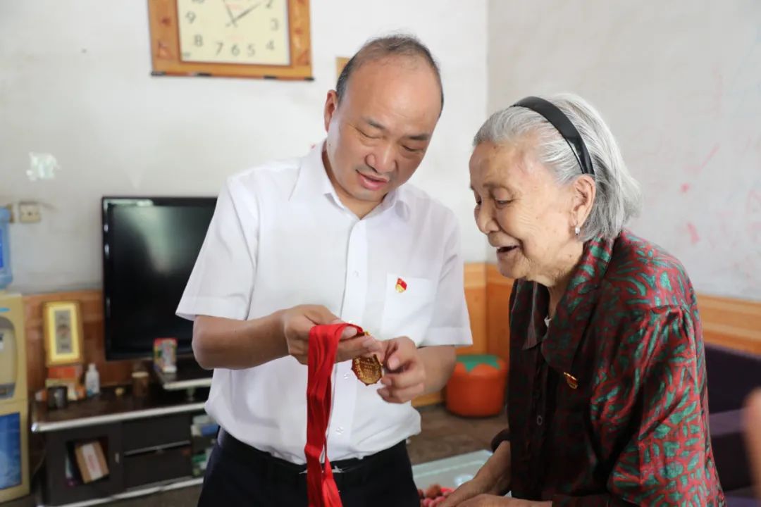 在湘东镇泉塘村,区委书记杨博走访慰问了因公殉职党员家属肖晓云,送上