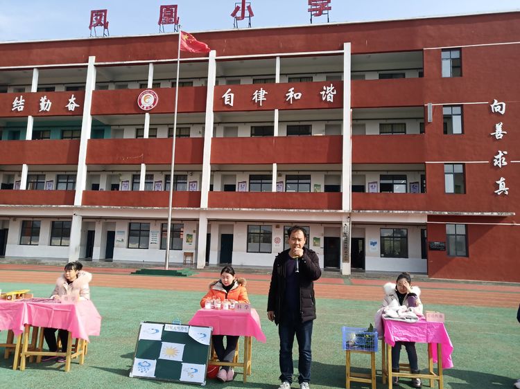 腊市镇凤凰小学一二年级无纸化趣味测评侧记