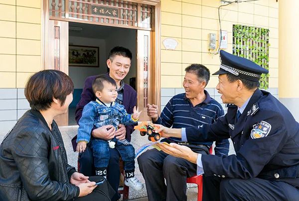 彭雁扎根基层的社区民警