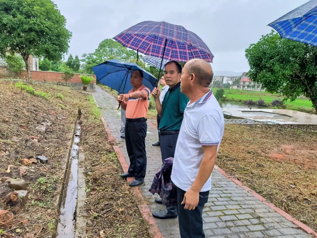 冒雨督导火力全开路口镇环境整治不惧风雨