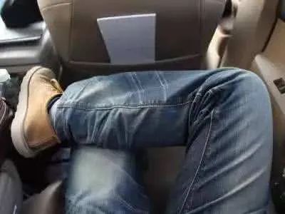 翘腿,侧躺,盘坐,这些动作在乘车时,让你加倍危险!