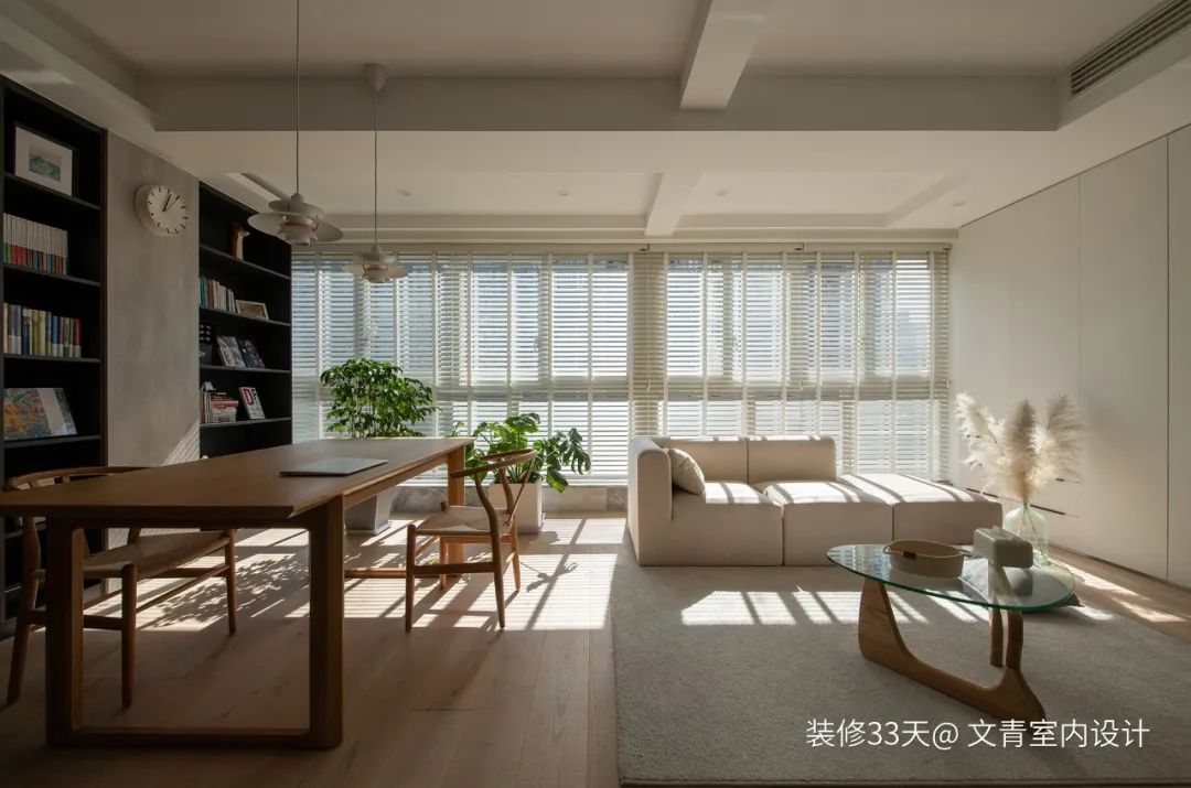 客厅结合开放式书房,背景墙体往主卧内推,定制内嵌式开放书柜,原本