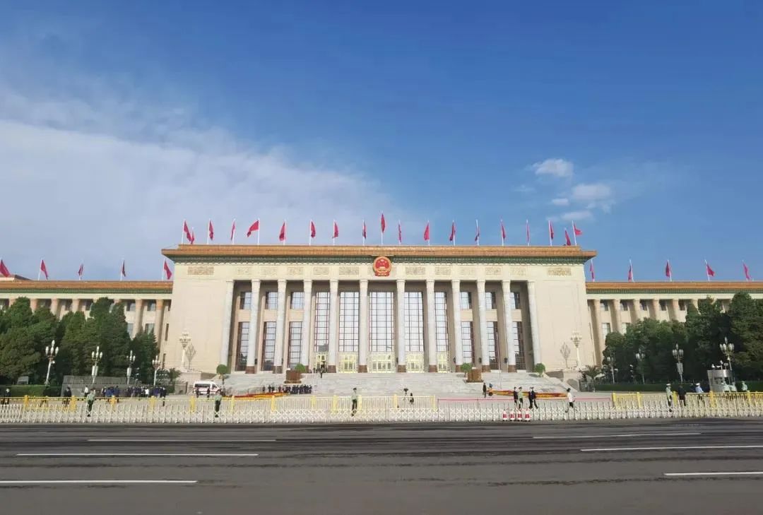 这是今天清晨的人民大会堂!