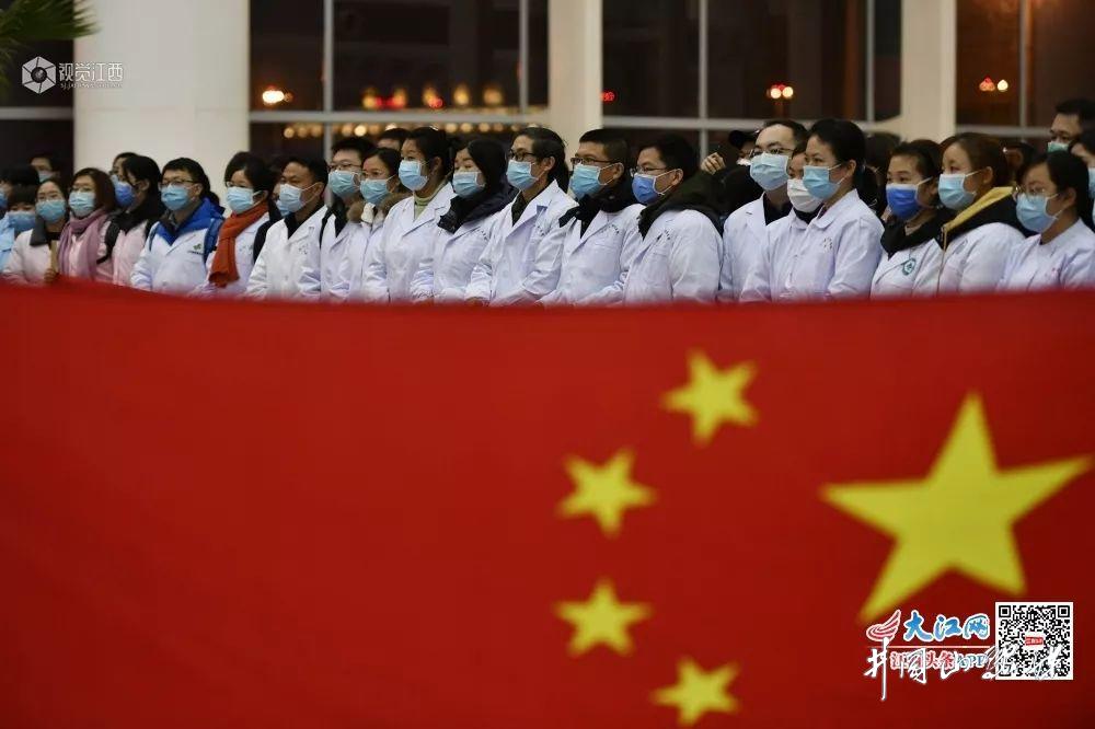 医护人员在国旗前宣誓