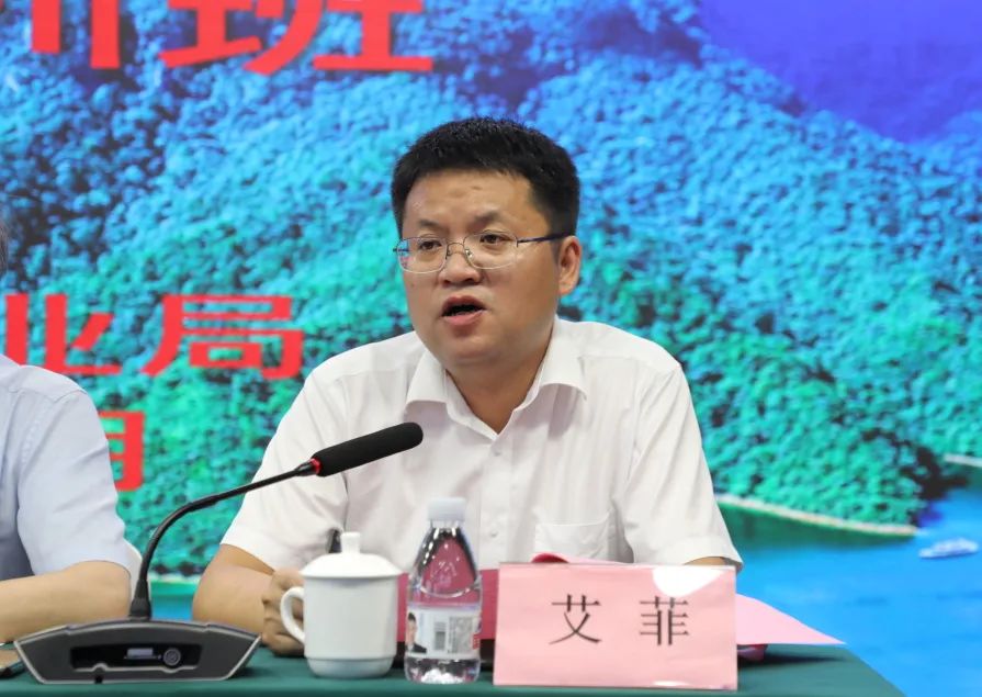 艾菲在致辞中代表县委,县政府对此次培训班在德安举办表示热烈的祝贺