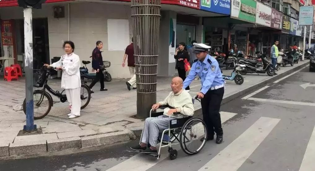 铅山交警推轮椅送老人过马路暖心之举获市民点赞