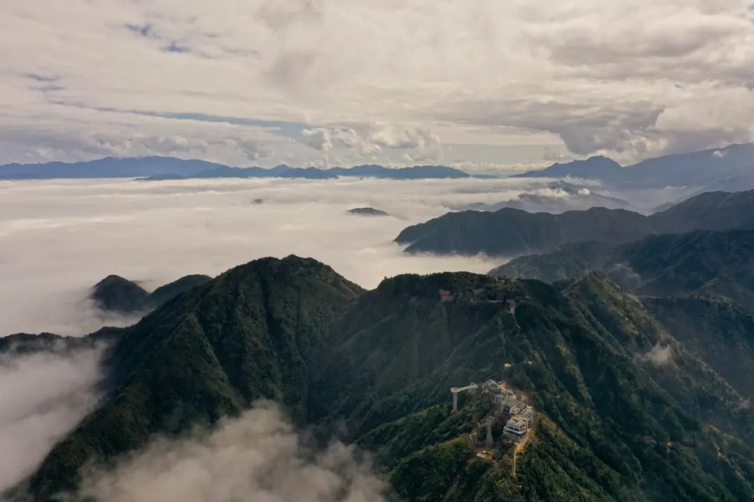 铅山葛仙山云海奔涌吸引游客纷纷登顶观赏