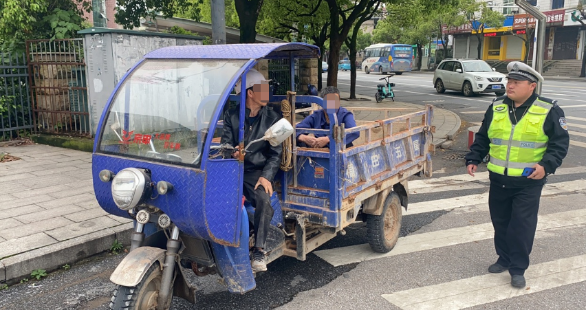 三轮车违法载人交警零容忍处罚