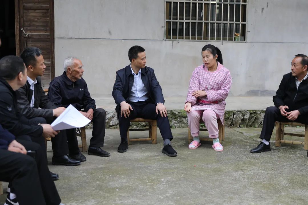 广信区委副书记,区长何党生到枫岭头湖村调研脱贫攻坚