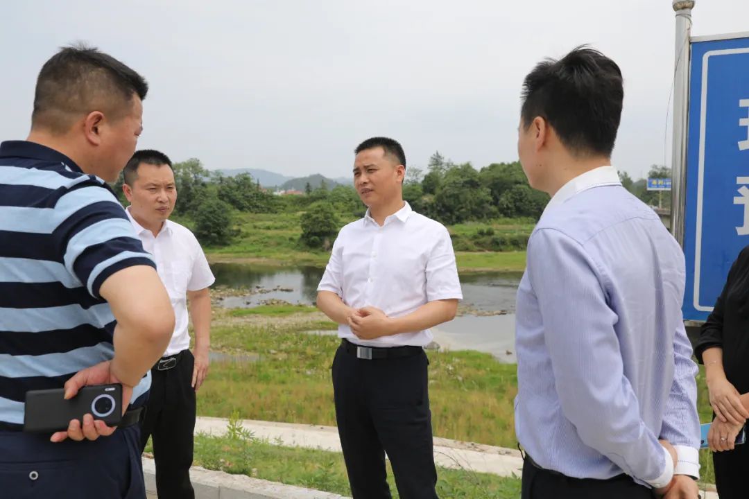 广信区何党生到煌固清水调研美丽集镇建设工作