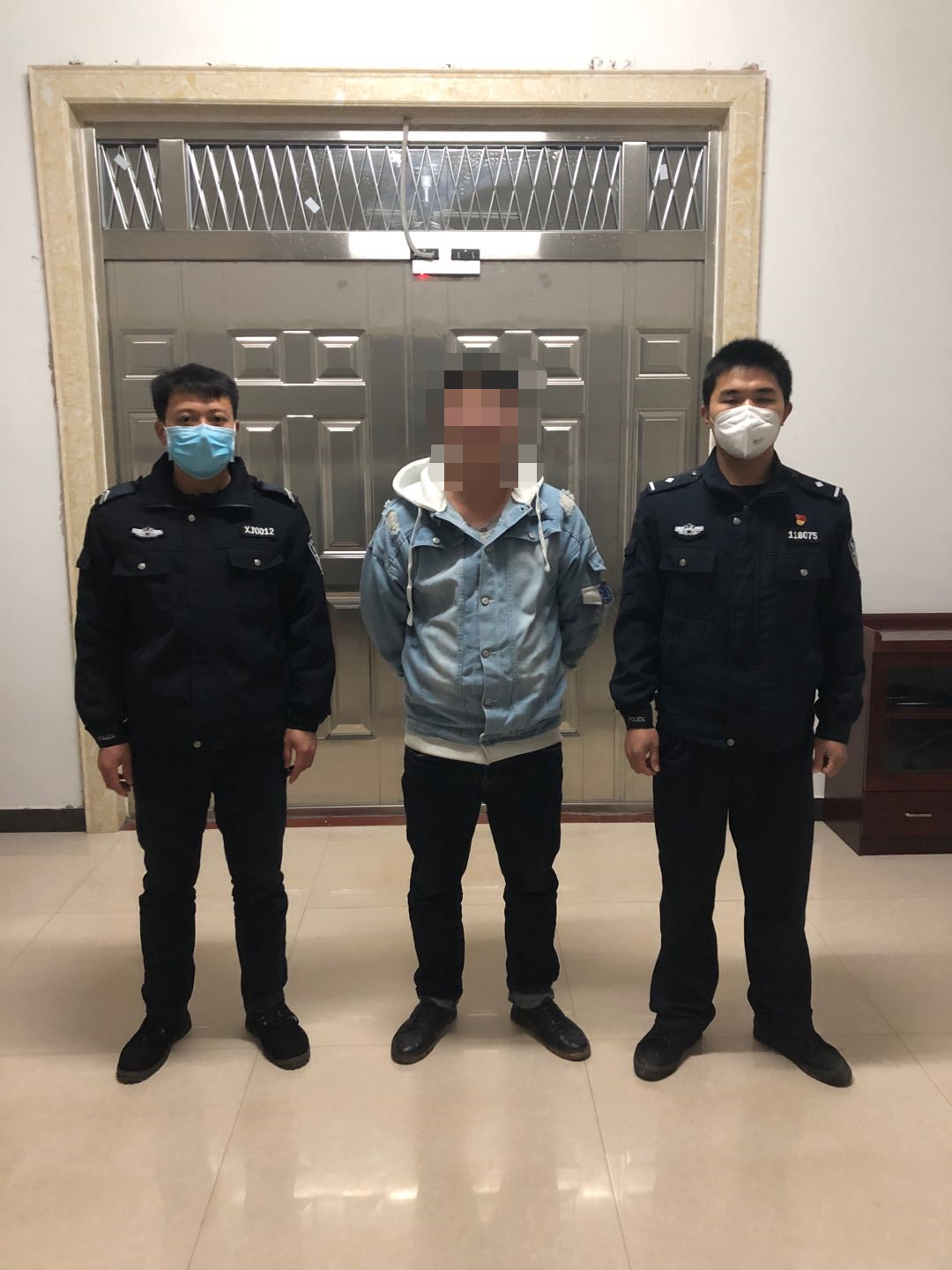 违法人员饶某某民警提醒广大群众,疫情在前,没有一个人可以置身事外