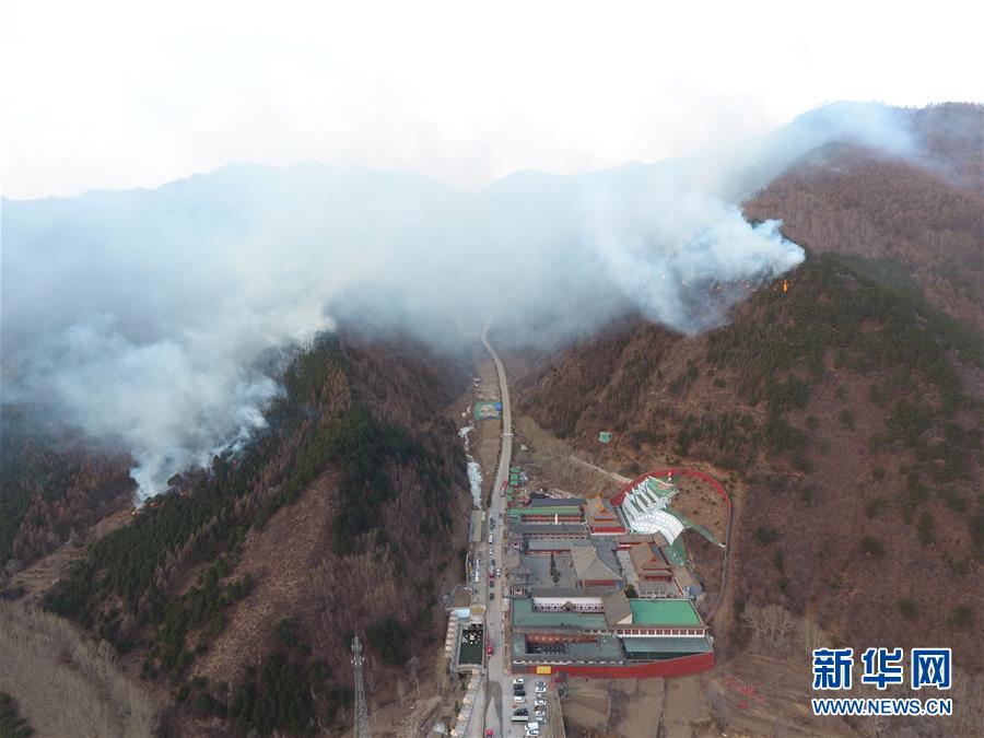 山西五台山景区发生一起火情 目前正全力扑救