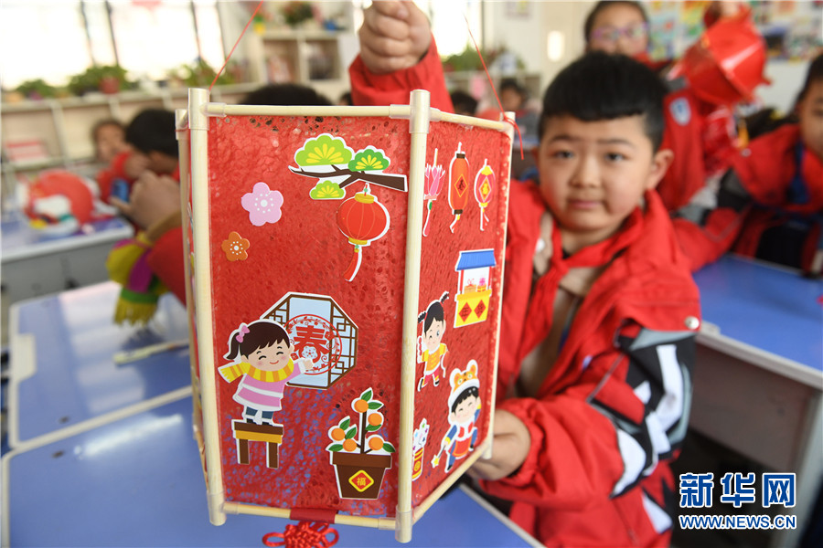 2月23日,安徽省阜阳市颍东区育新小学的小学生制作的花灯高高挂在校园