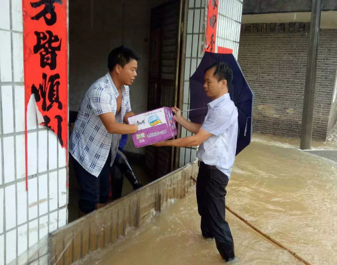 万众一心,吉水县八都镇筑起抗洪抢险之堤