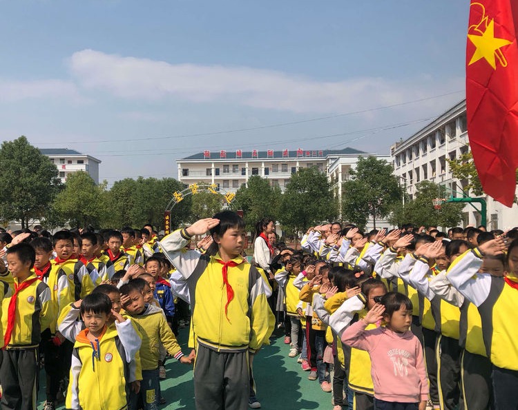 10月13日上午,八都镇中心小学隆重举行了一年级入队仪式,一年级学生