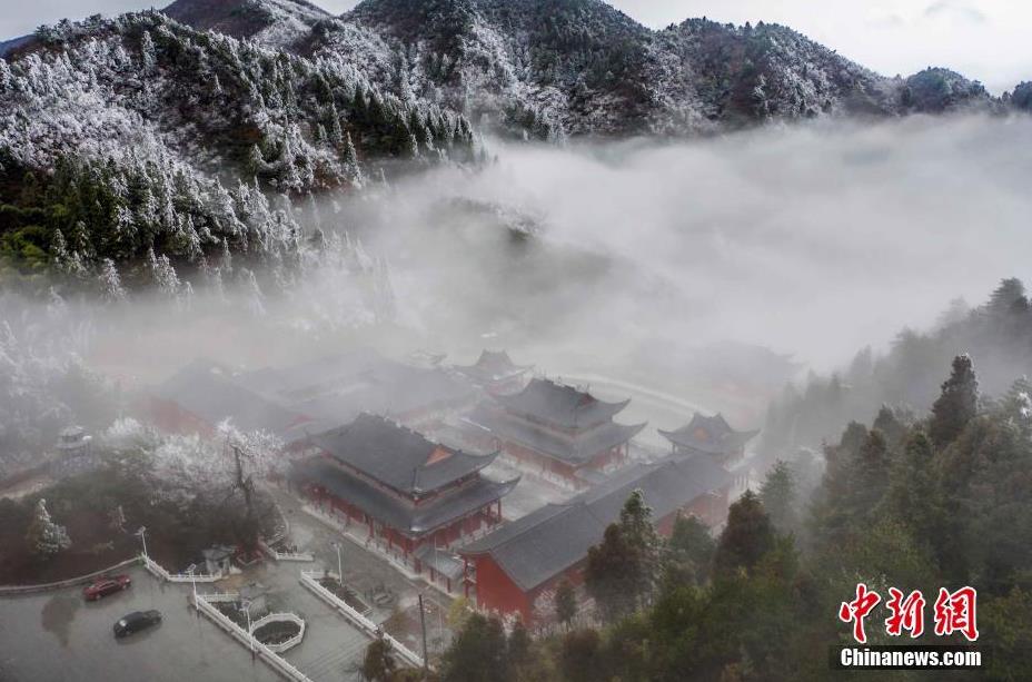 航拍江西武宁县太平山下的佑圣宫,在雾凇景观的衬托下,犹如仙境.