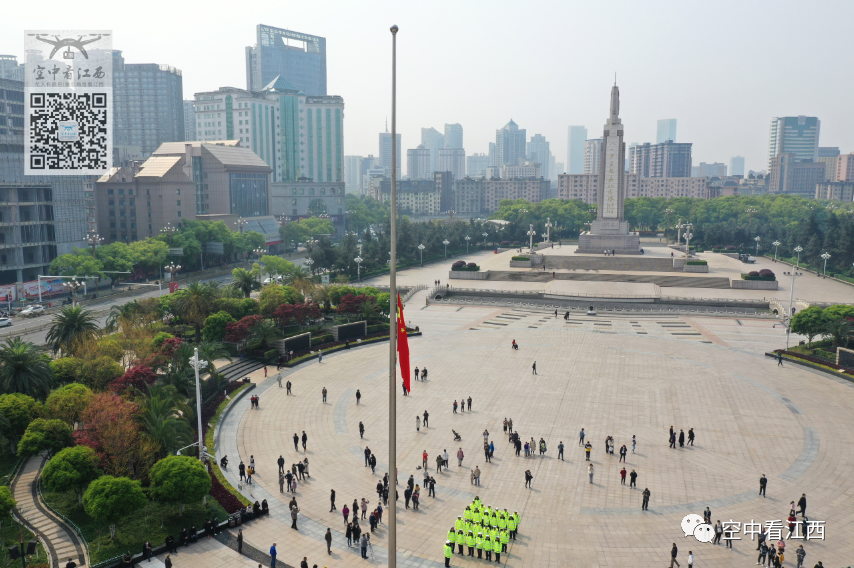 4月4日,江西南昌八一广场降下半旗志哀,民众肃立默哀.刘占昆 摄