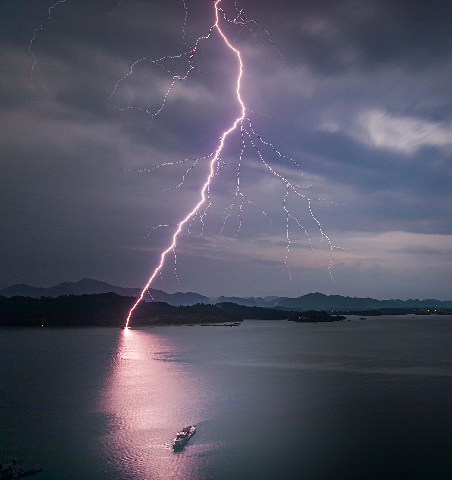 雷雨天气,江西武宁上空被一道道闪电划破,摄影师镜头下的惊险闪电