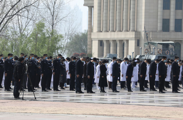 4月4日上午10时,武汉市江滩一元路广场,悼念新冠肺炎疫情牺牲烈士和