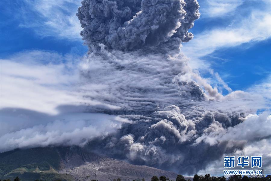 印尼锡纳朋火山喷发