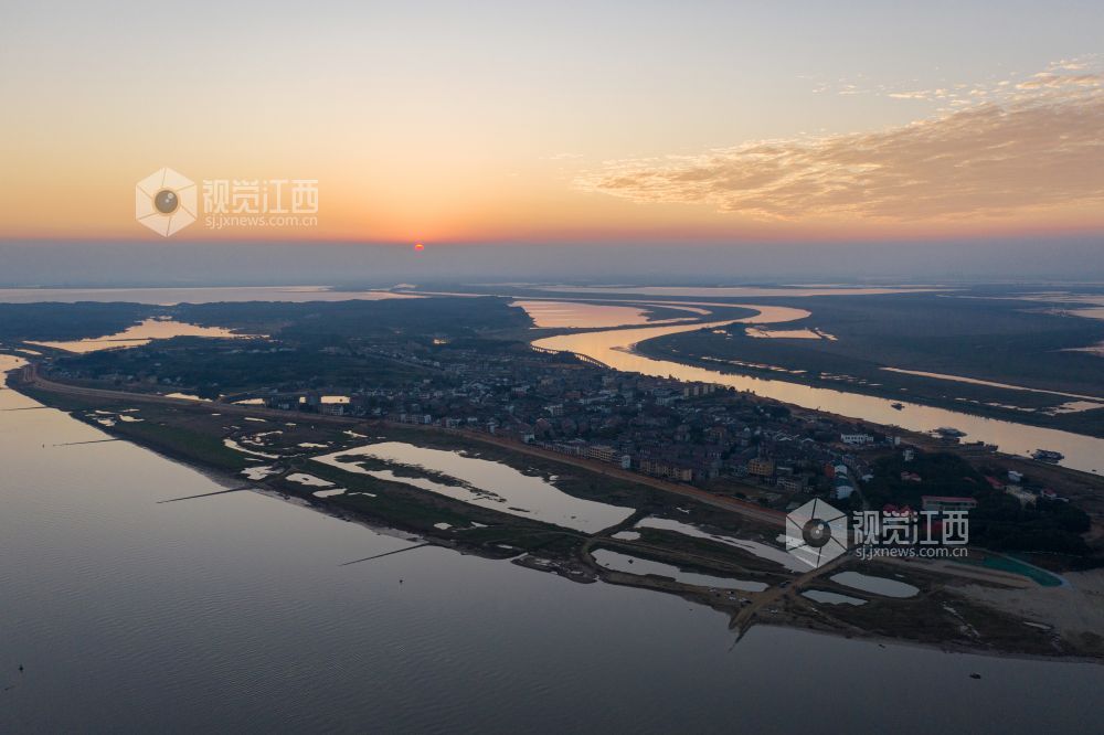 近日,永修县吴城镇,夕阳染红鄱阳湖,无人机航拍下的大小湖泊星罗棋布