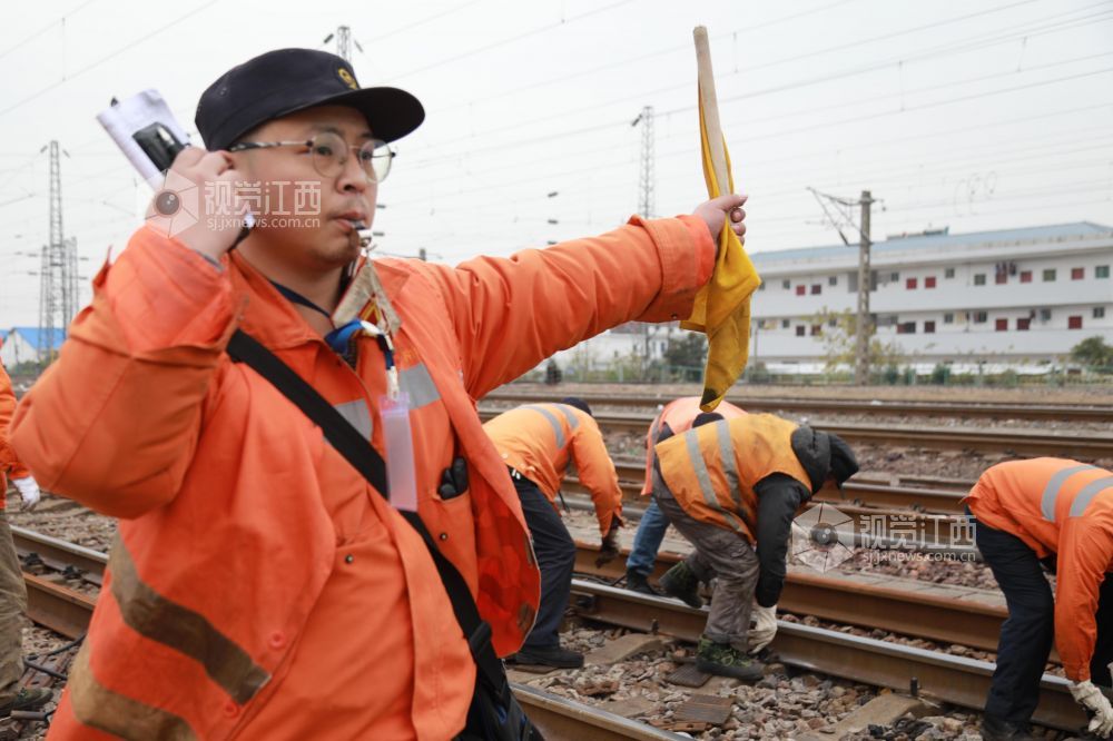江西向塘南铁南昌工务段全力确保冬季铁路运输安全