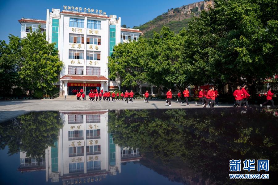 大山女孩的校长妈妈记云南丽江华坪女子高级中学校长张桂梅