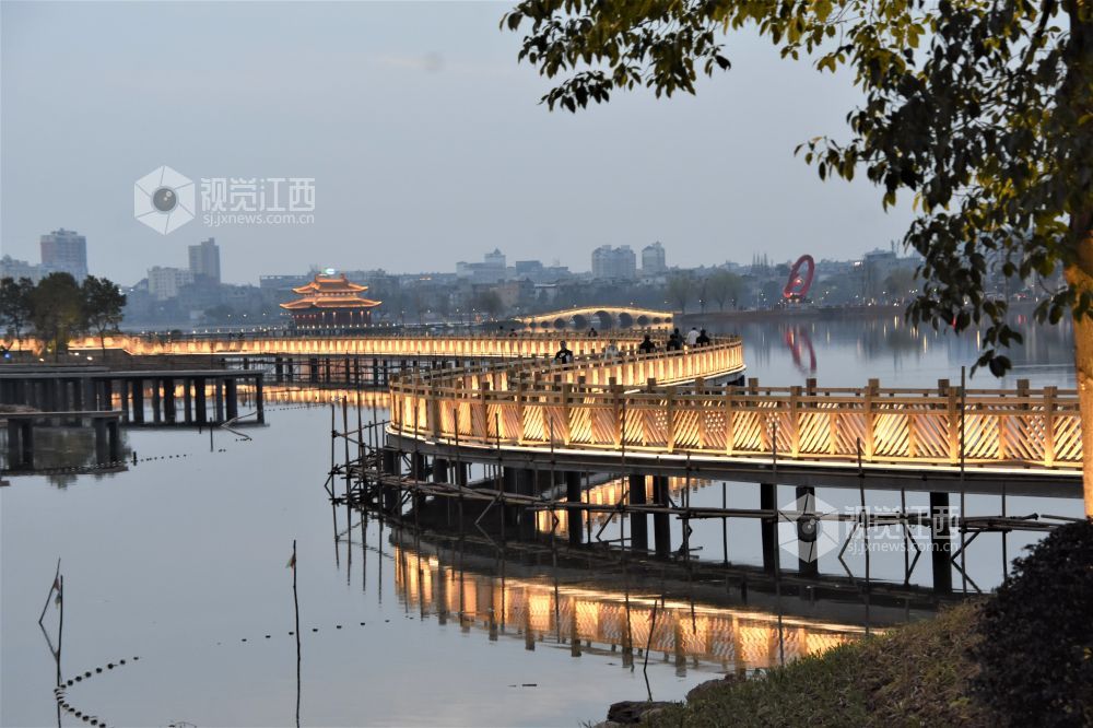 2021年2月16日,江西省鄱阳县美丽湖城东湖一角,景色宜人.