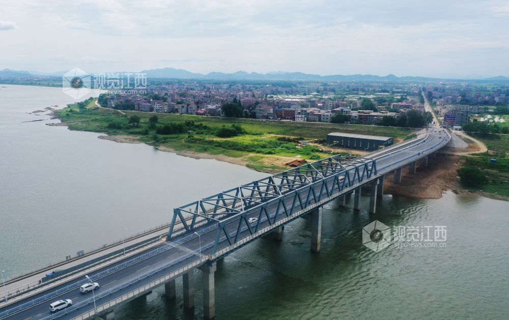 6月15日,乐平市接渡镇杨子安村,新修建的接渡大桥车来车往.