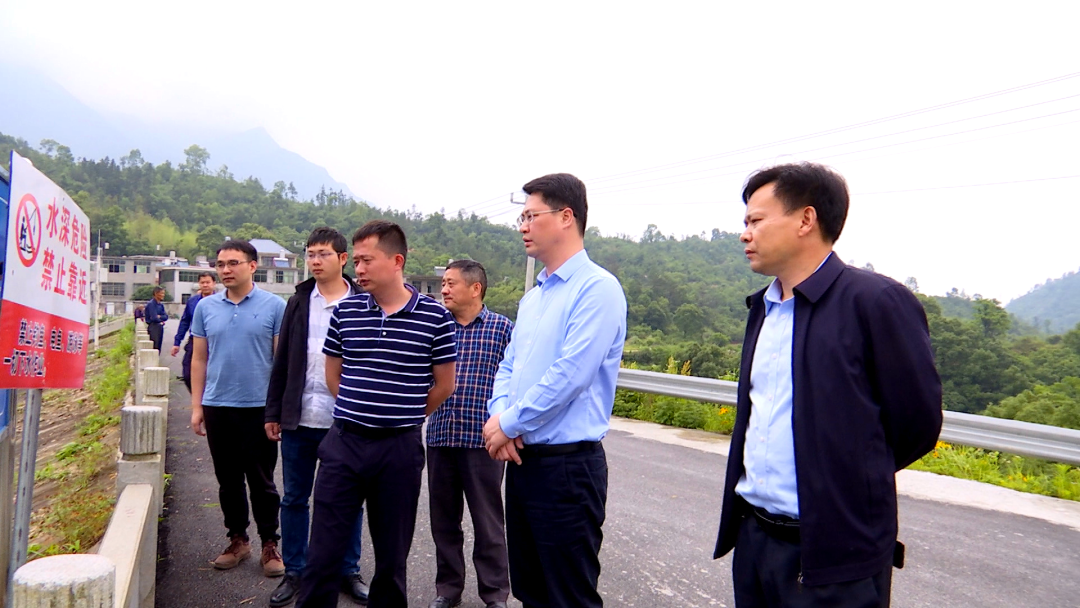 魏堂华先后到汪家垅地灾隐患点,钵盂山地灾隐患点,帅家湾组地灾隐患