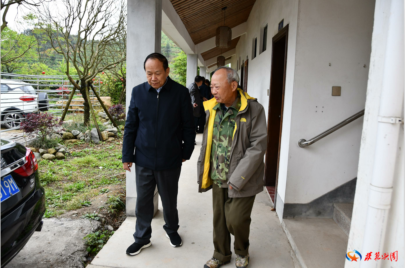 县内动态市关工委主任赖义金一行来兴为彭昆生书记颁发赣州市关心下一