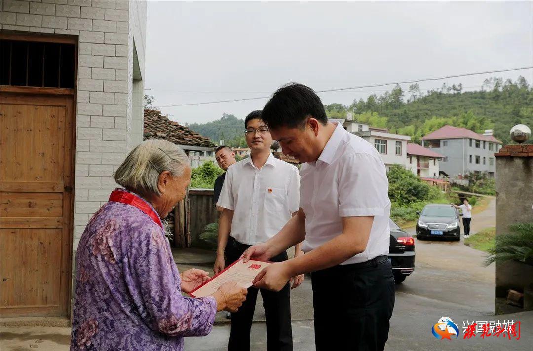 25日上午,赖晓军走访了高兴镇老营盘村驻村第一书记张兴灿,上密村老