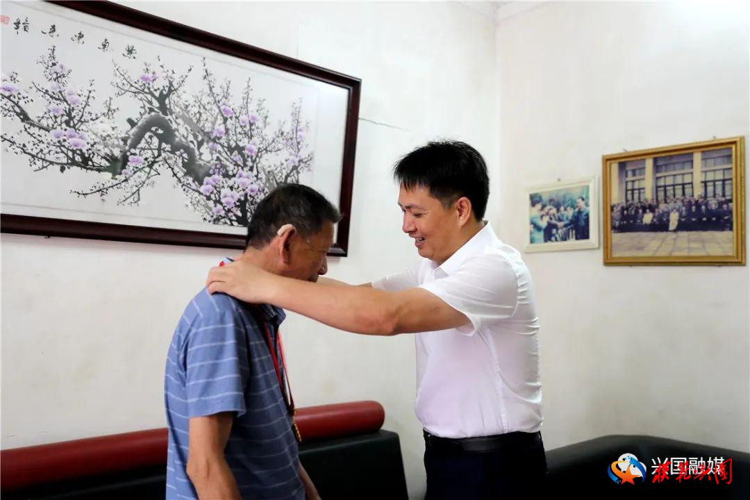 25日上午,赖晓军走访了高兴镇老营盘村驻村第一书记张兴灿,上密村老