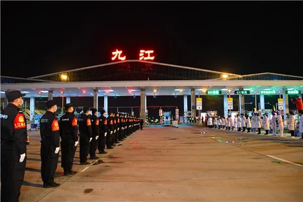 在福银高速九江收费站,由交管支队两辆警卫指挥车和十辆警用摩托车组