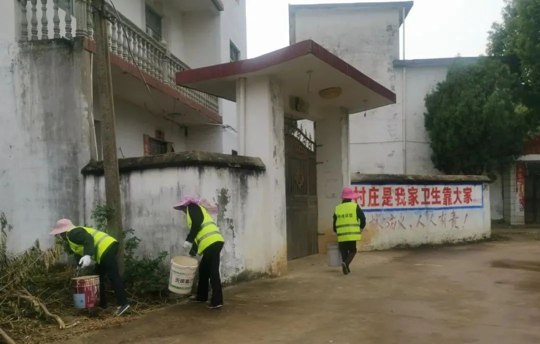 美丽都昌中峰行中峰环卫汪墩乡片区推行贫困户加专业环卫工结合模式