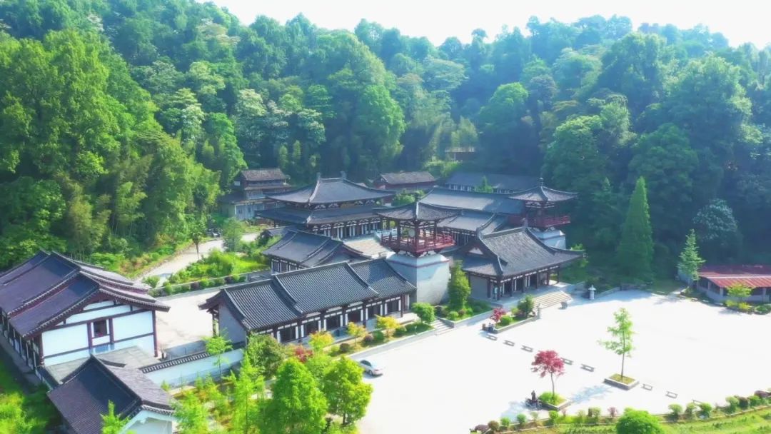 中国佛教南禅五宗的曹洞宗,临济宗发祥于宜丰境内的洞山和黄檗山.