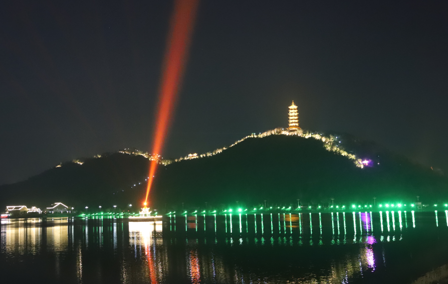 夜幕降临,在灯光的映衬下,都昌县南山风景区灯光璀璨,流光溢彩.