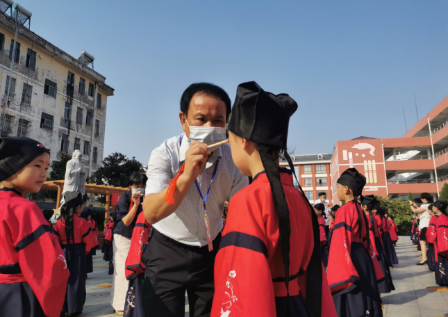 县天宇小学举行一年级新生入学启蒙仪式_鄱湖都昌